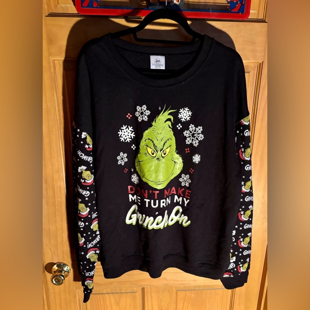 🎄The Grinch XXXL sweatshirt w/lights (need new batteries) 🎄
